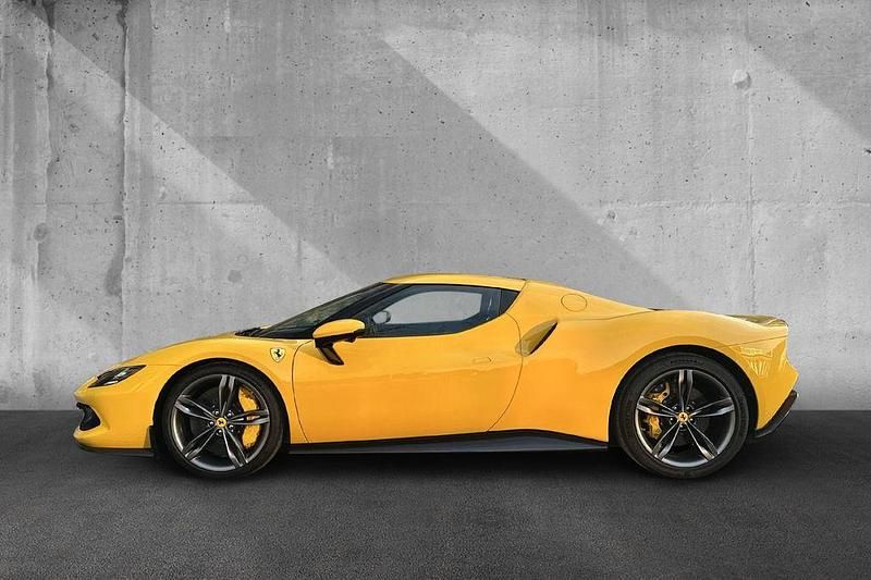 Gebraucht Ferrari 296 829 PS (609 kW) 2024 Giallo modena ds Coupé