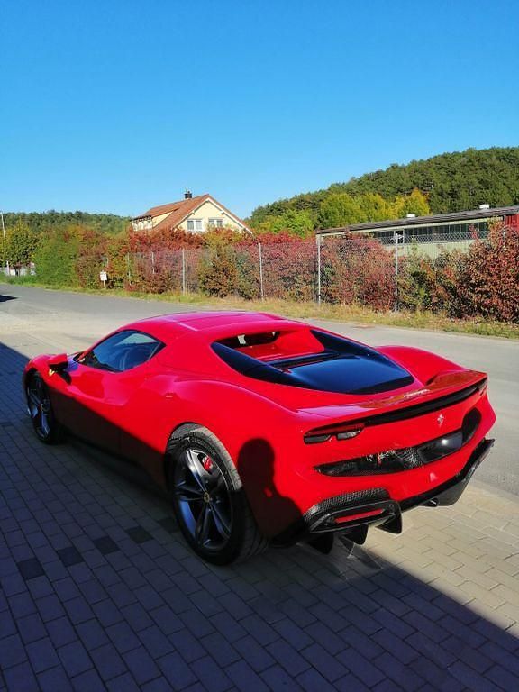 Rosso corsa Neu 2025 Ferrari 296 Cabrio | 354.620 € (Fairer Preis) - Bild 1/4