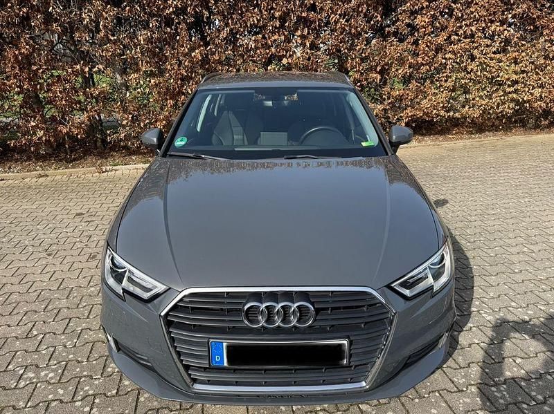 Gebraucht Audi A3 Sport 116 PS (85 kW) 2019 Grau Limousine
