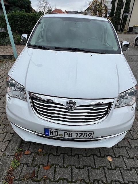 Weiß Gebraucht 2014 Lancia Voyager Platinum Van / Kleinbus | 21.900 € - Bild 1/4