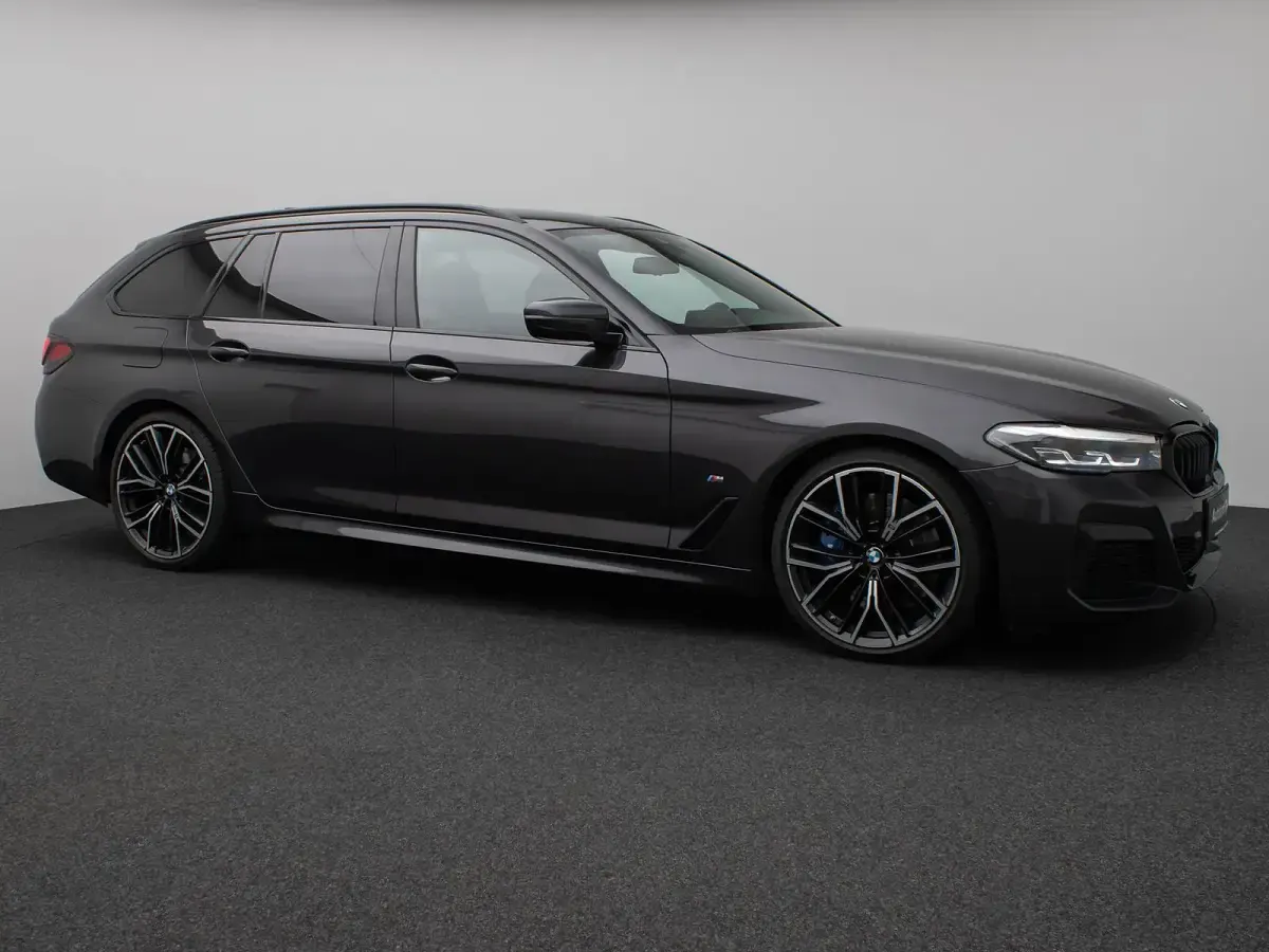Gebraucht BMW 530 M Sport 286 PS (210 kW) 2023 Sophistograu brillanteffekschwarz Limousine