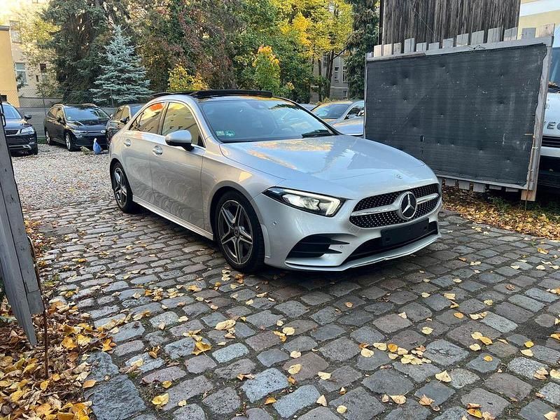 Silber Gebraucht 2019 Mercedes A200 AMG line Limousine | 18.500 € (Fairer Preis) - Bild 1/4
