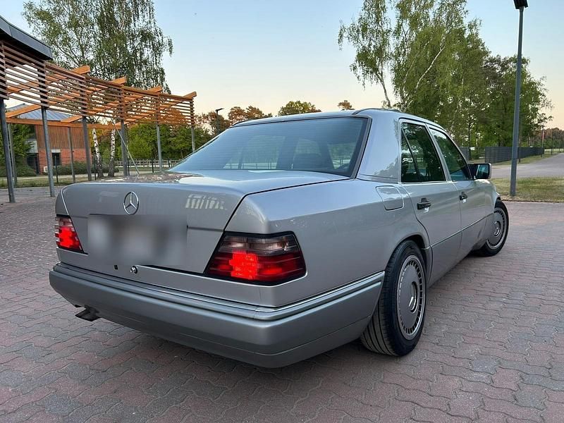Second-hand Mercedes E280 193 CP (141 kW) 1995 Argintiu Berlinǎ