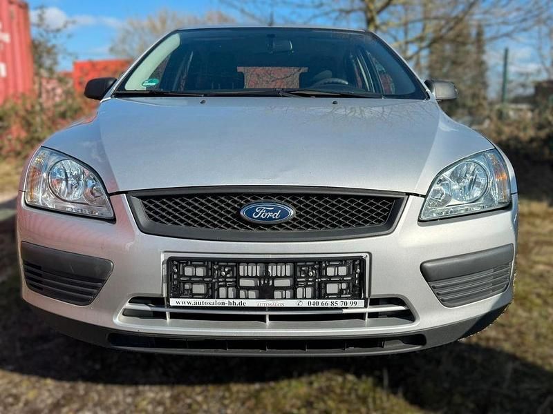 Gebraucht Ford Focus Trend 80 PS (58 kW) 2005 Silber Limousine