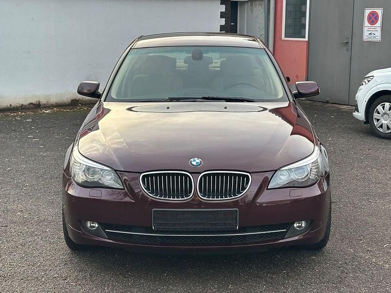 Gebraucht BMW 525 Sport Line 197 PS (144 kW) 2009 Rot Limousine