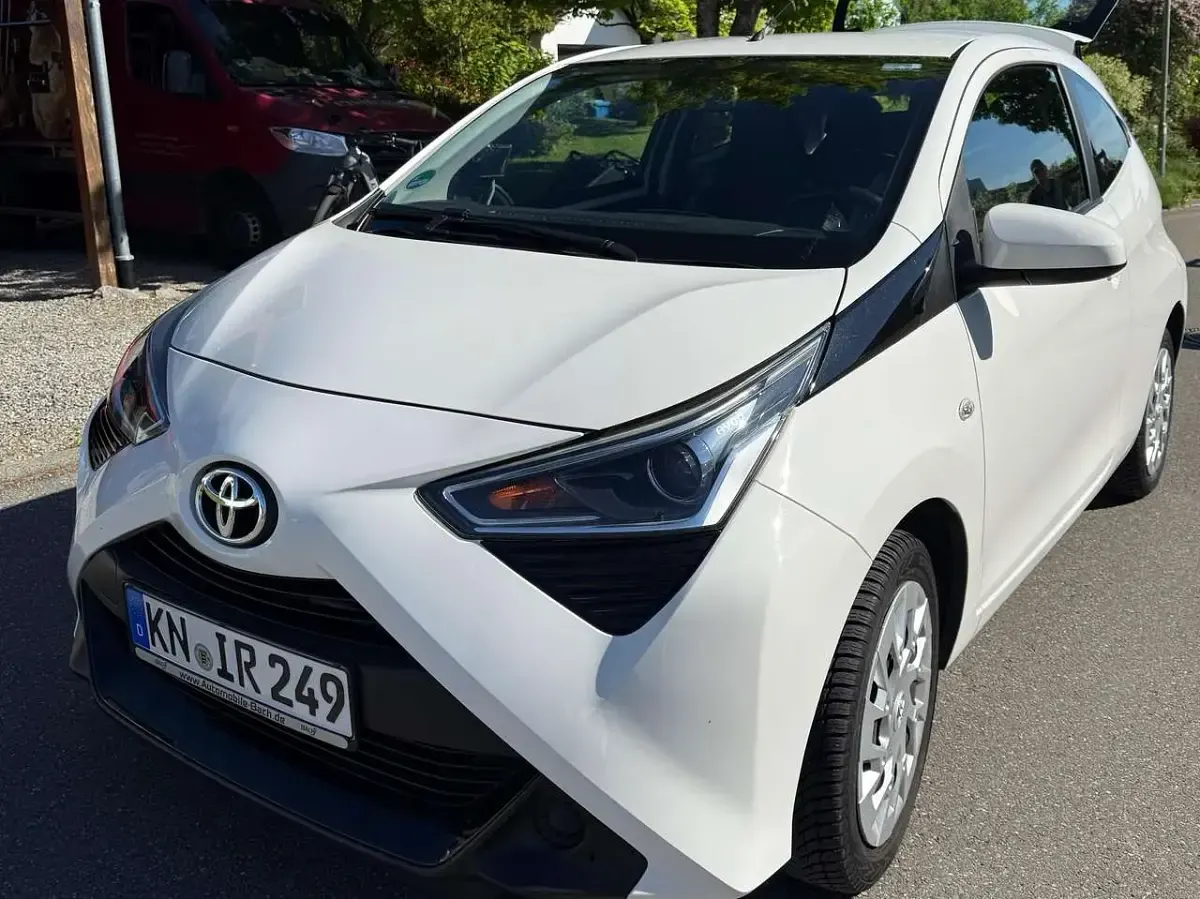 Gebraucht Toyota Aygo Play 72 PS (52 kW) 2018 Weiß Kleinwagen