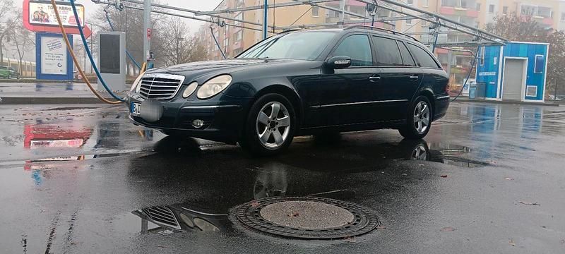 Schwarz Gebraucht 2003 Mercedes E220 Kombi | 2.199 € - Bild 1/4