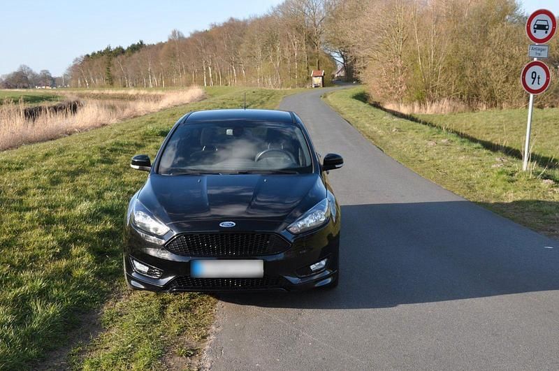 Gebraucht Ford Focus ST-Line 125 PS (91 kW) 2017 Schwarz Limousine