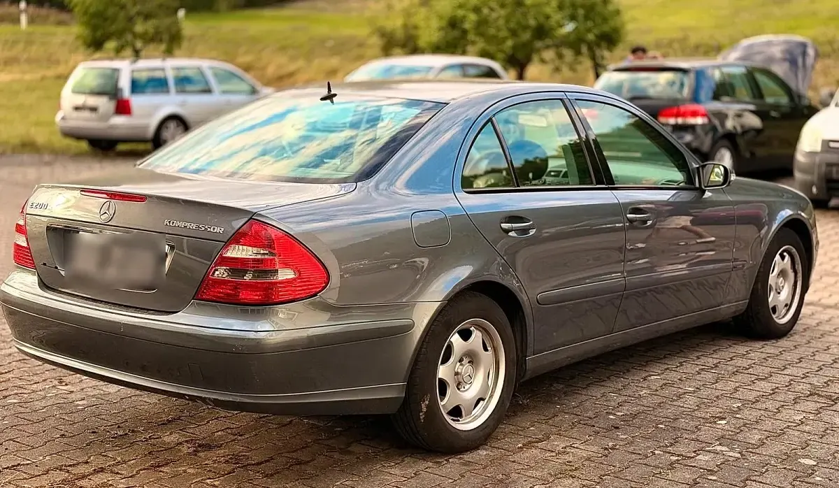 Gebraucht Mercedes E200 163 PS (119 kW) 2006 Grau Limousine