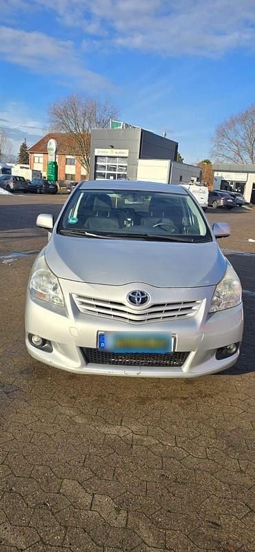 Silber Gebraucht 2010 Toyota Verso Van / Kleinbus | 4.498 € (Guter Preis) - Bild 1/4
