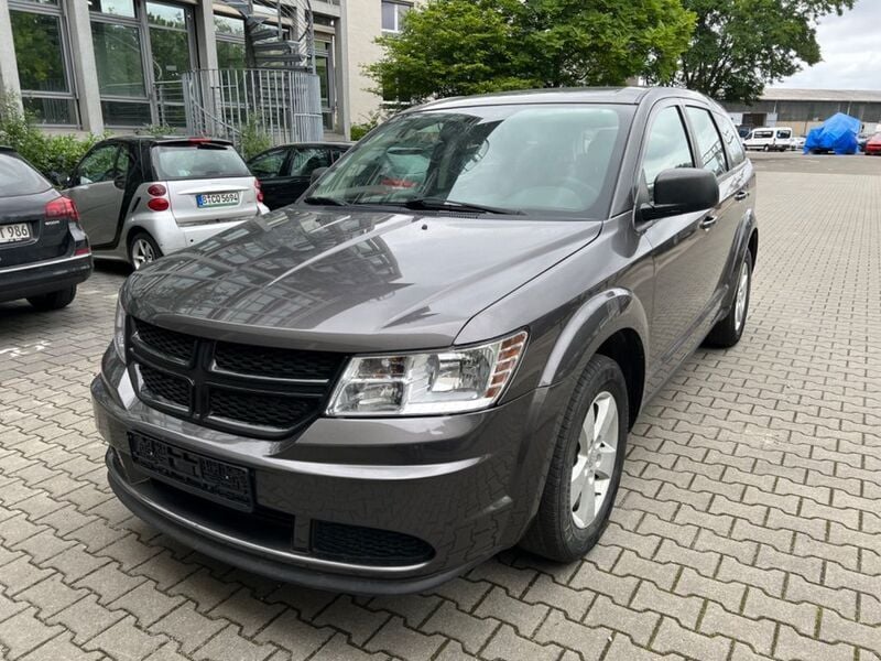 Grau Gebraucht 2017 Dodge Journey SUV | 13.999 € - Bild 1/4