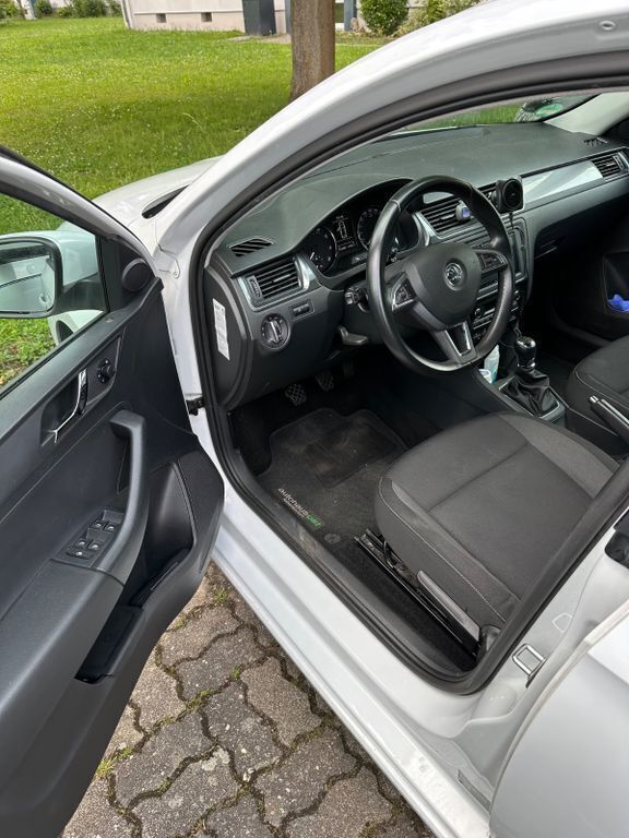 Weiß Gebraucht 2014 Skoda Rapid Ambition Limousine | 8.650 € (Etwas zu teuer) - Bild 1/4