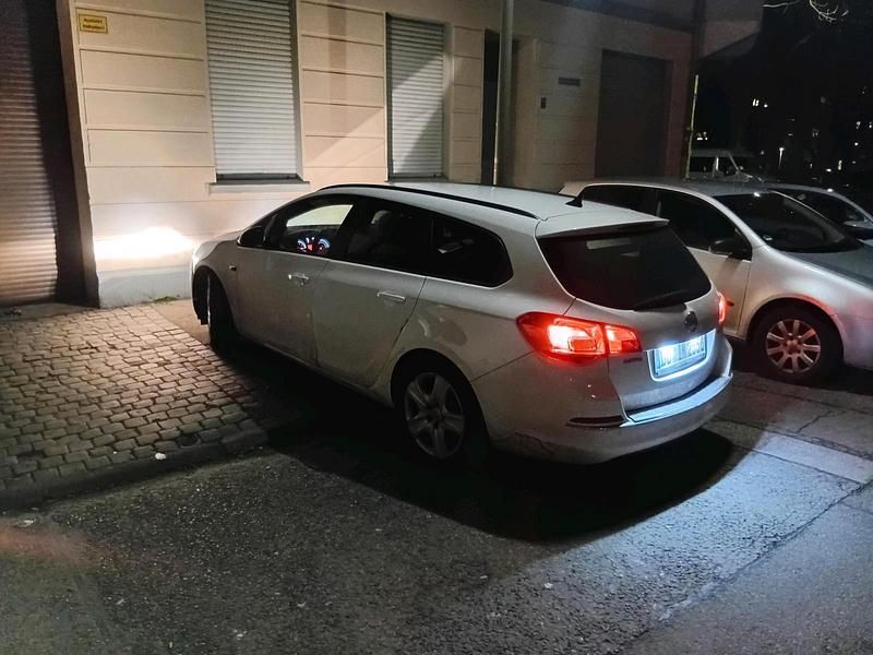 Weiß Gebraucht 2015 Opel Astra Kombi | 3.700 € - Bild 1/4