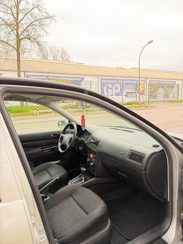 Gebraucht VW Golf IV 2002 Grau Limousine