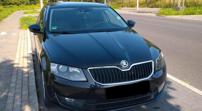 Schwarz Gebraucht 2013 Skoda Octavia Limousine | 8.300 € (Guter Preis) - Bild 1/4