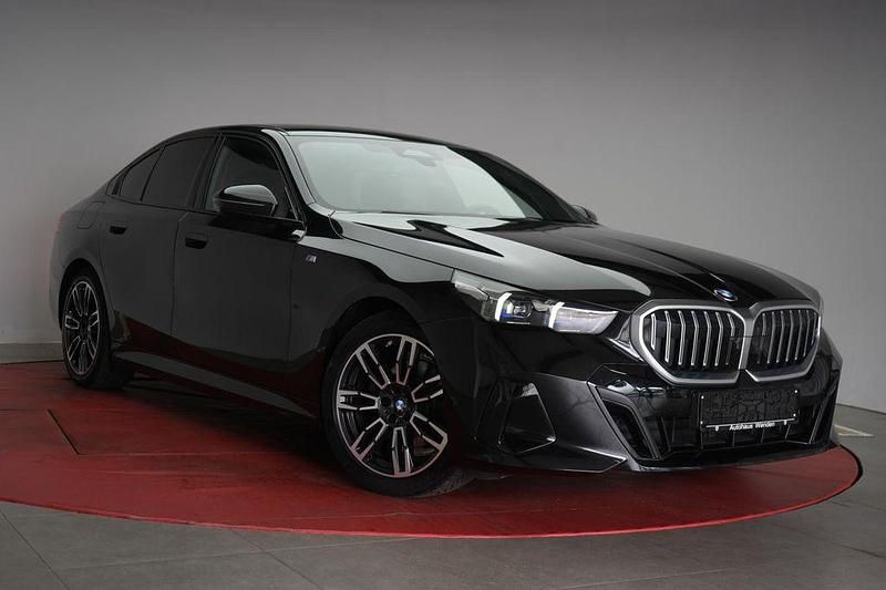 Schwarz Gebraucht 2023 BMW 520 M Sport Limousine | 46.950 € (Fairer Preis) - Bild 1/4