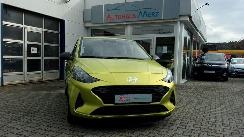 Gelb Neu 2025 Hyundai i10 Comfort Kleinwagen | 15.980 € (Fairer Preis) - Bild 1/4