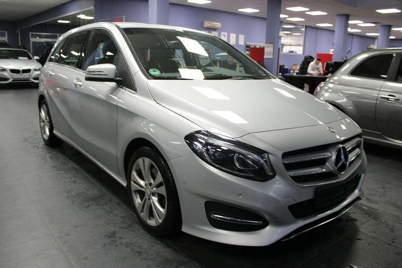 Silber Gebraucht 2015 Mercedes 180 Urban Limousine | 15.480 € (Superpreis) - Bild 1/4