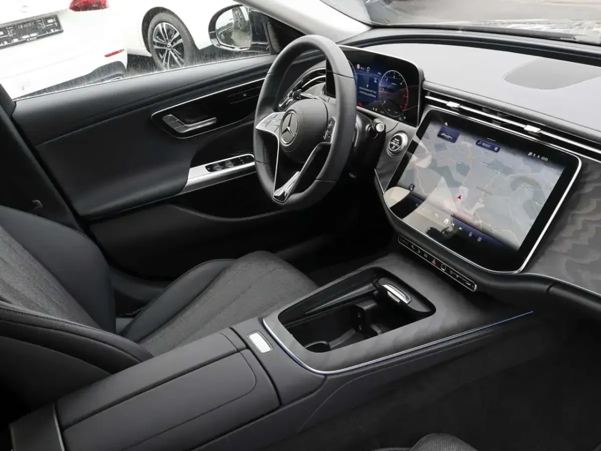 Gebraucht Mercedes E220 Avantgarde 197 PS (144 kW) 2025 Schwarz metalliclack obsidians Limousine