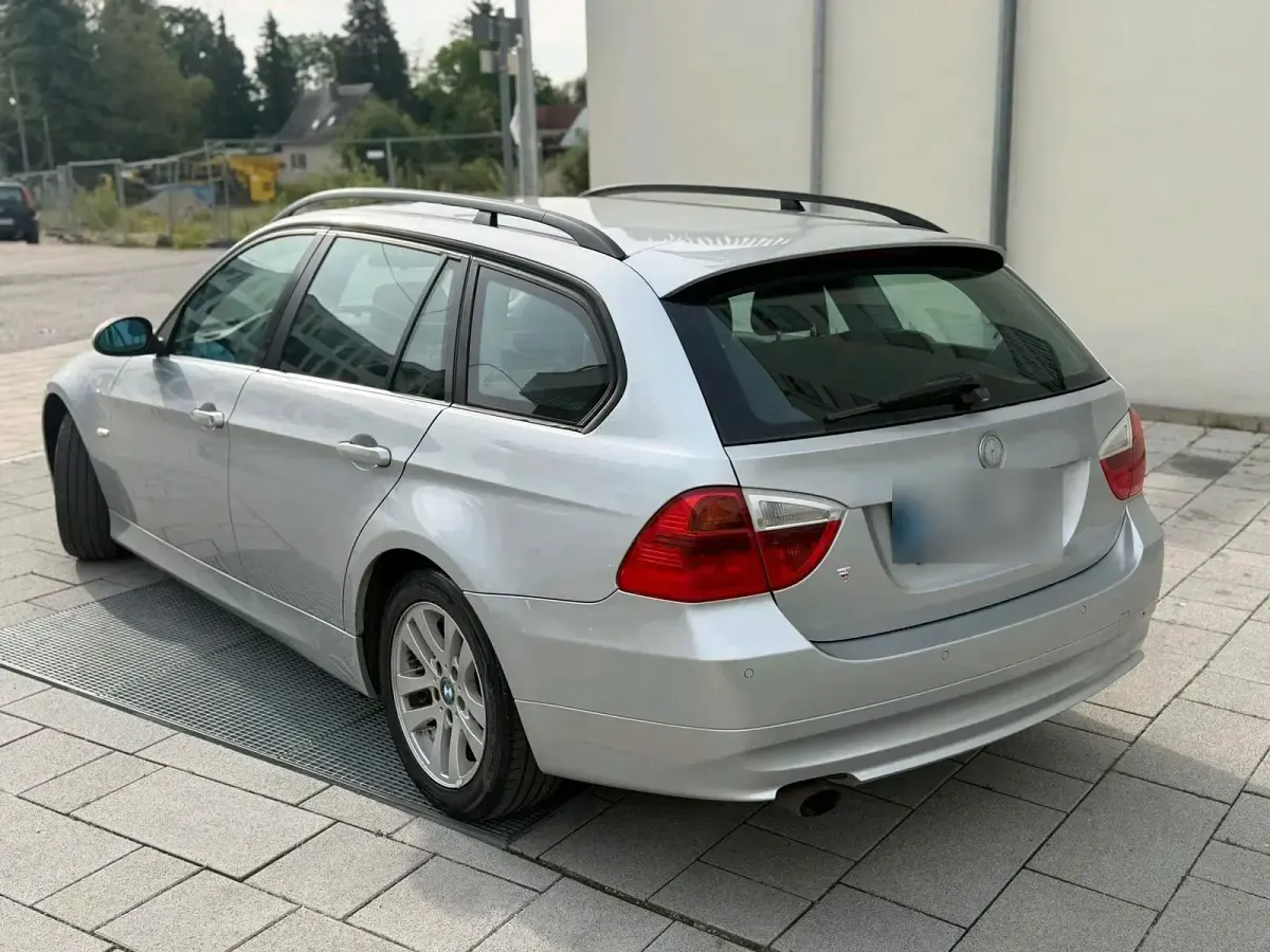 Gebraucht BMW 320 163 PS (119 kW) 2007 Grau Limousine