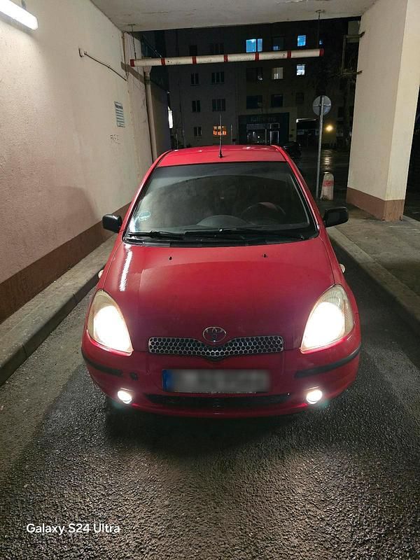Rot Gebraucht 2001 Toyota Yaris Kleinwagen | 2.900 € (Fairer Preis) - Bild 1/4