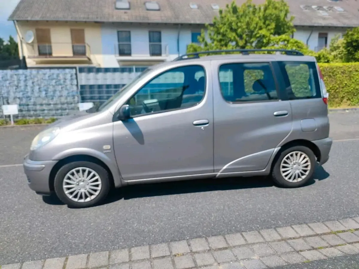 Gebraucht Toyota Yaris Verso 84 PS (61 kW) 2003 Grau Van / Kleinbus