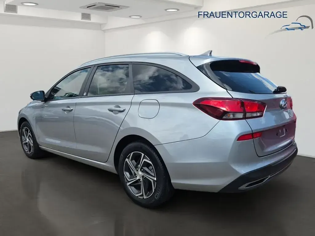 Gebraucht Hyundai i30 Edition 30 120 PS (88 kW) 2021 Shimmering silver Kombi