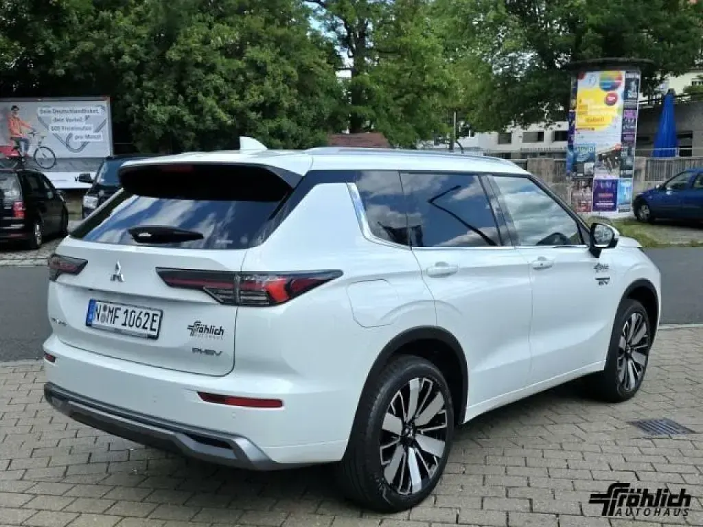 Gebraucht Mitsubishi Outlander P-HEV Top 306 PS (225 kW) 2025 Weiß Limousine
