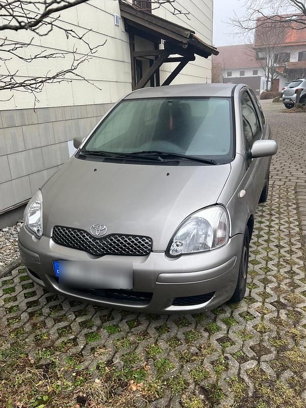 Silber Gebraucht 2004 Toyota Yaris Kleinwagen | 450 € (Superpreis) - Bild 1/4
