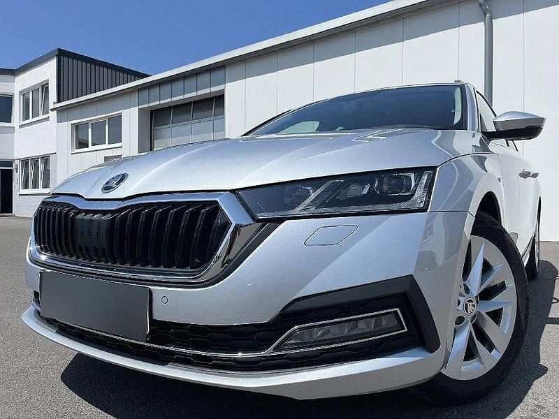 Silber brilliantsilber Gebraucht 2020 Skoda Octavia First Edition Kombi | 28.290 € (Teuer) - Bild 1/4