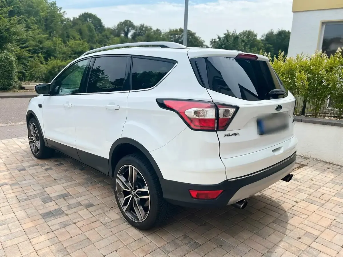 Gebraucht Ford Kuga 150 PS (110 kW) 2017 Weiß SUV