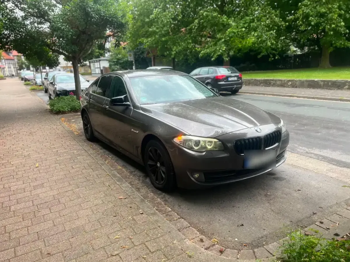Gebraucht BMW 520 184 PS (135 kW) 2012 Braun Limousine