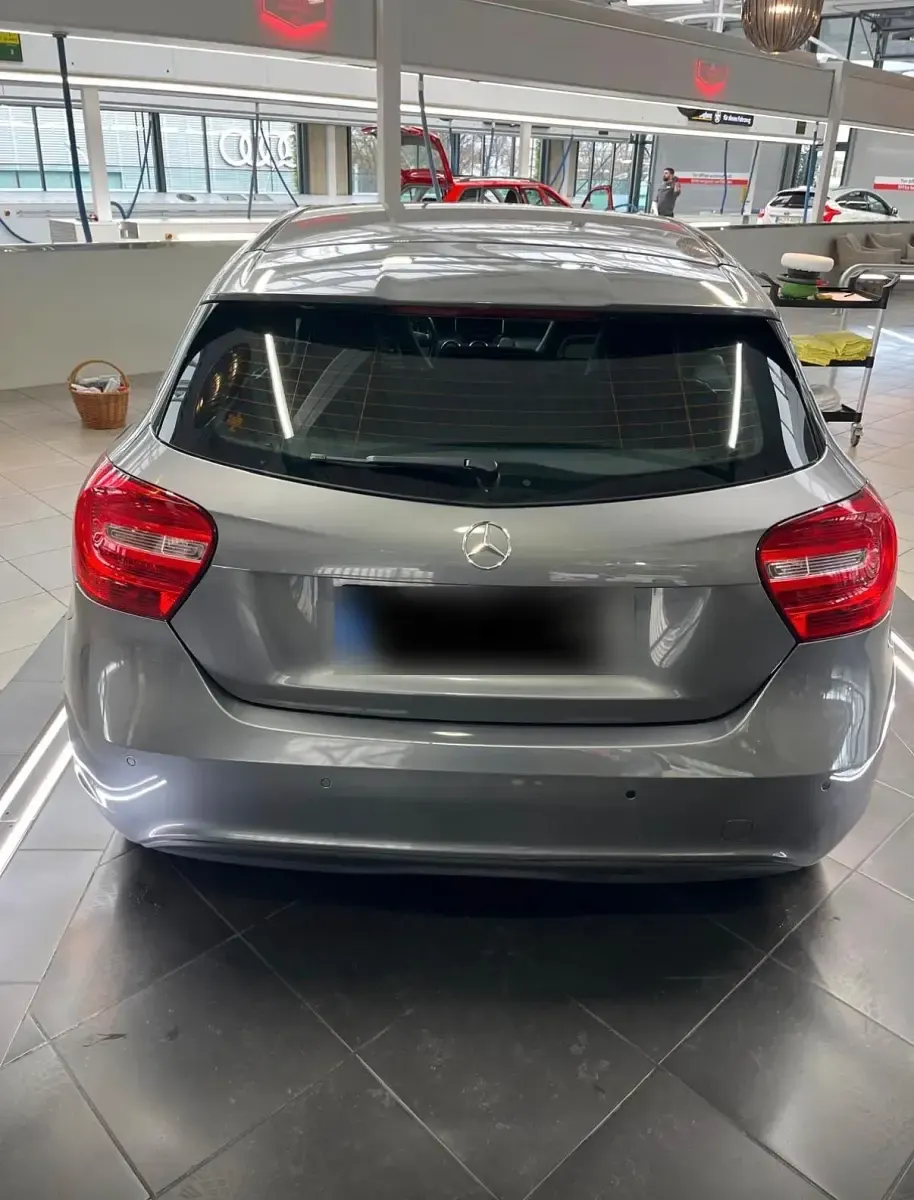 Gebraucht Mercedes A180 122 PS (89 kW) 2015 Grau Kleinwagen