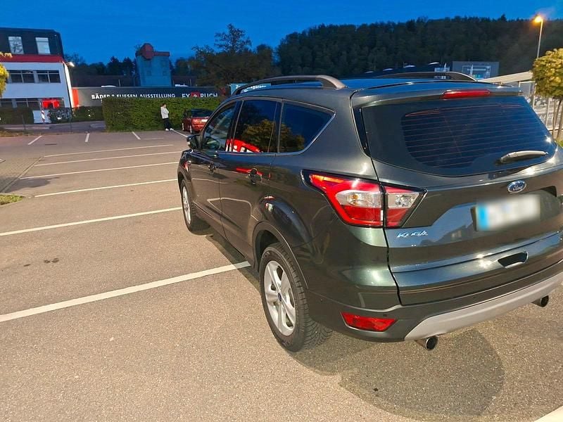 Second-hand Ford Kuga Titanium 182 CP (133 kW) 2017 Verde SUV