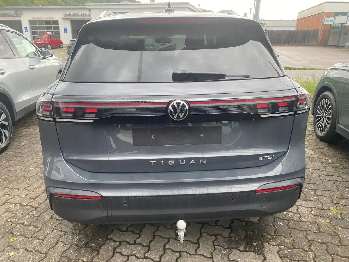Neu VW Tiguan Life 150 PS (110 kW) 2026 Delfingrau metallic SUV