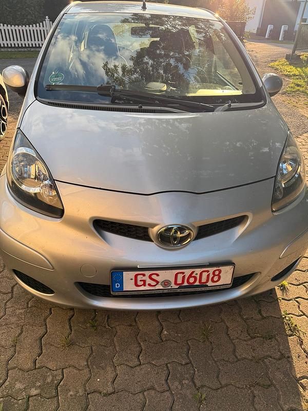 Silber Gebraucht 2010 Toyota Aygo Kleinwagen | 1.500 € (Superpreis) - Bild 1/4