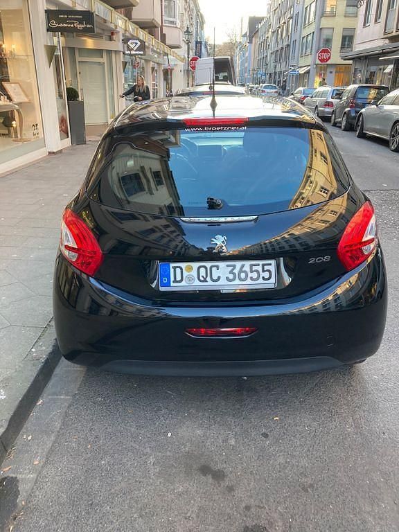 Gebraucht Peugeot 208 Active 82 PS (60 kW) 2014 Schwarz Kleinwagen