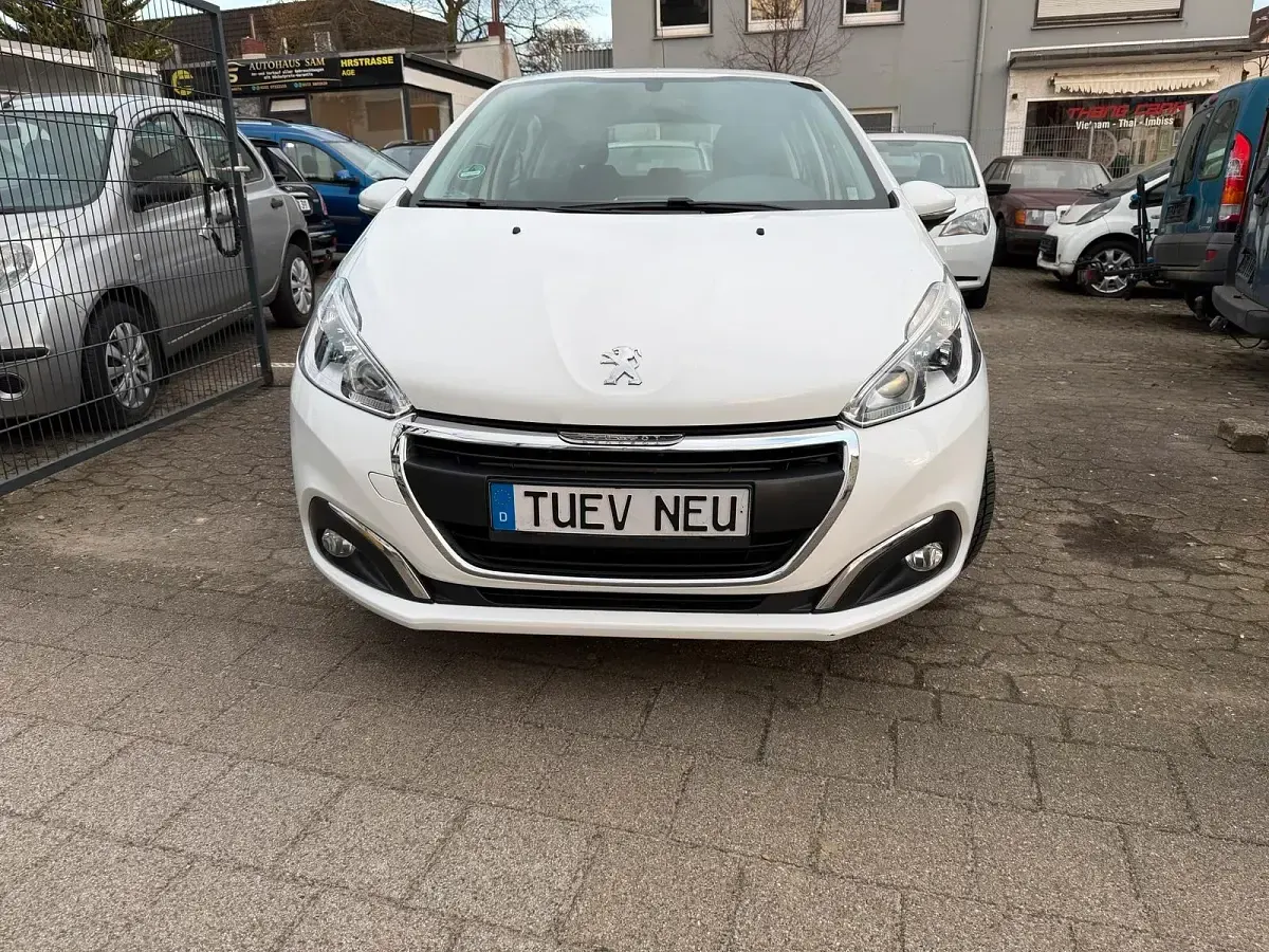 Gebraucht Peugeot 208 85 PS (62 kW) 2015 Weiß Kleinwagen
