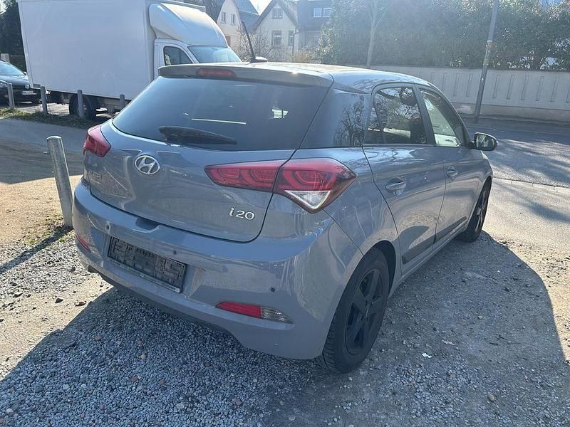 Gebraucht Hyundai i20 Style 101 PS (74 kW) 2016 Grau Limousine