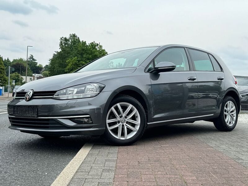 Indiumgrau metallic Gebraucht 2017 VW Golf VII Limousine | 15.200 € (Guter Preis) - Bild 1/4