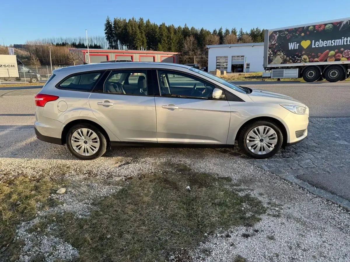 Gebraucht Ford Focus 101 PS (74 kW) 2015 Silber Kombi