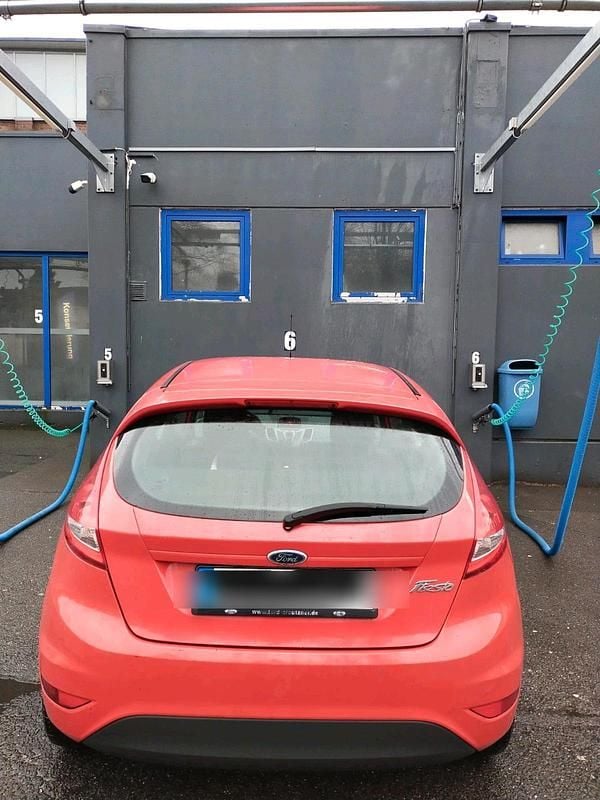 Gebraucht Ford Fiesta 60 PS (44 kW) 2014 Rot Kleinwagen