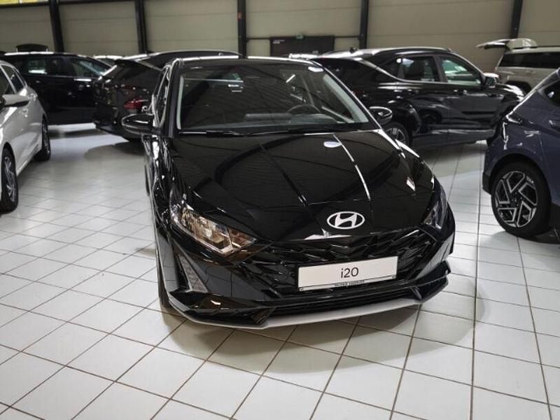 Neu Hyundai i20 Select 101 PS (74 kW) 2025 Schwarz Limousine