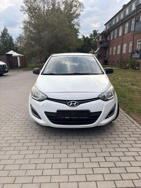 Weiß Gebraucht 2014 Hyundai i20 Edition Kleinwagen | 4.800 € (Fairer Preis) - Bild 1/4