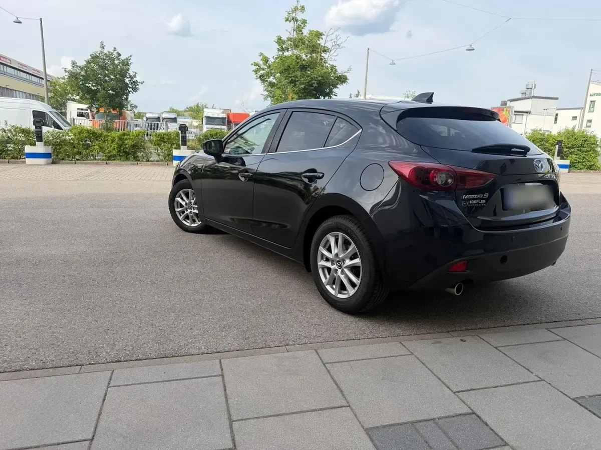 Używany Mazda 3 120 KM (88 kW) 2014 Czarny Sedan/Limuzyna