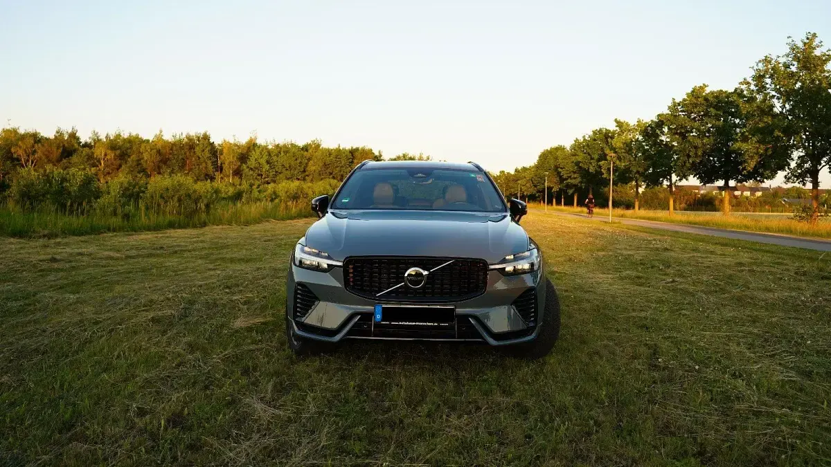 Gebraucht Volvo XC60 Plus 197 PS (144 kW) 2023 Grau SUV