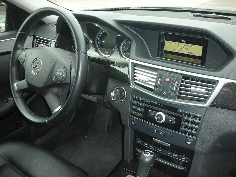 Gebraucht Mercedes E250 Avantgarde 204 PS (150 kW) 2009 Schwarz Limousine