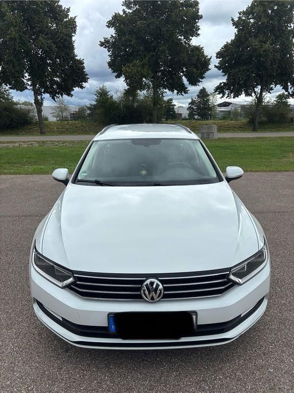 Weiß Gebraucht 2018 VW Passat Comfortline Limousine | 13.400 € (Guter Preis) - Bild 1/4
