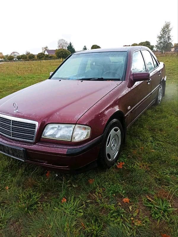Rot Gebraucht 1997 Mercedes C180 Limousine | 1.500 € (Guter Preis) - Bild 1/4