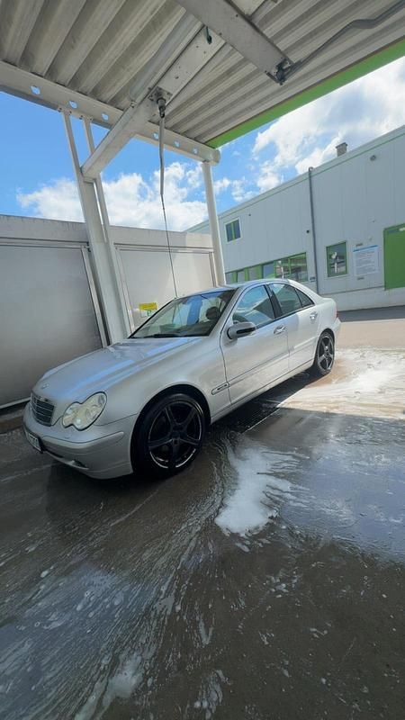 Silber Gebraucht 2004 Mercedes C200 Limousine | 1.150 € (Superpreis) - Bild 1/4